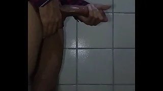 Novinho não aguenta o tesão e esporra gostoso